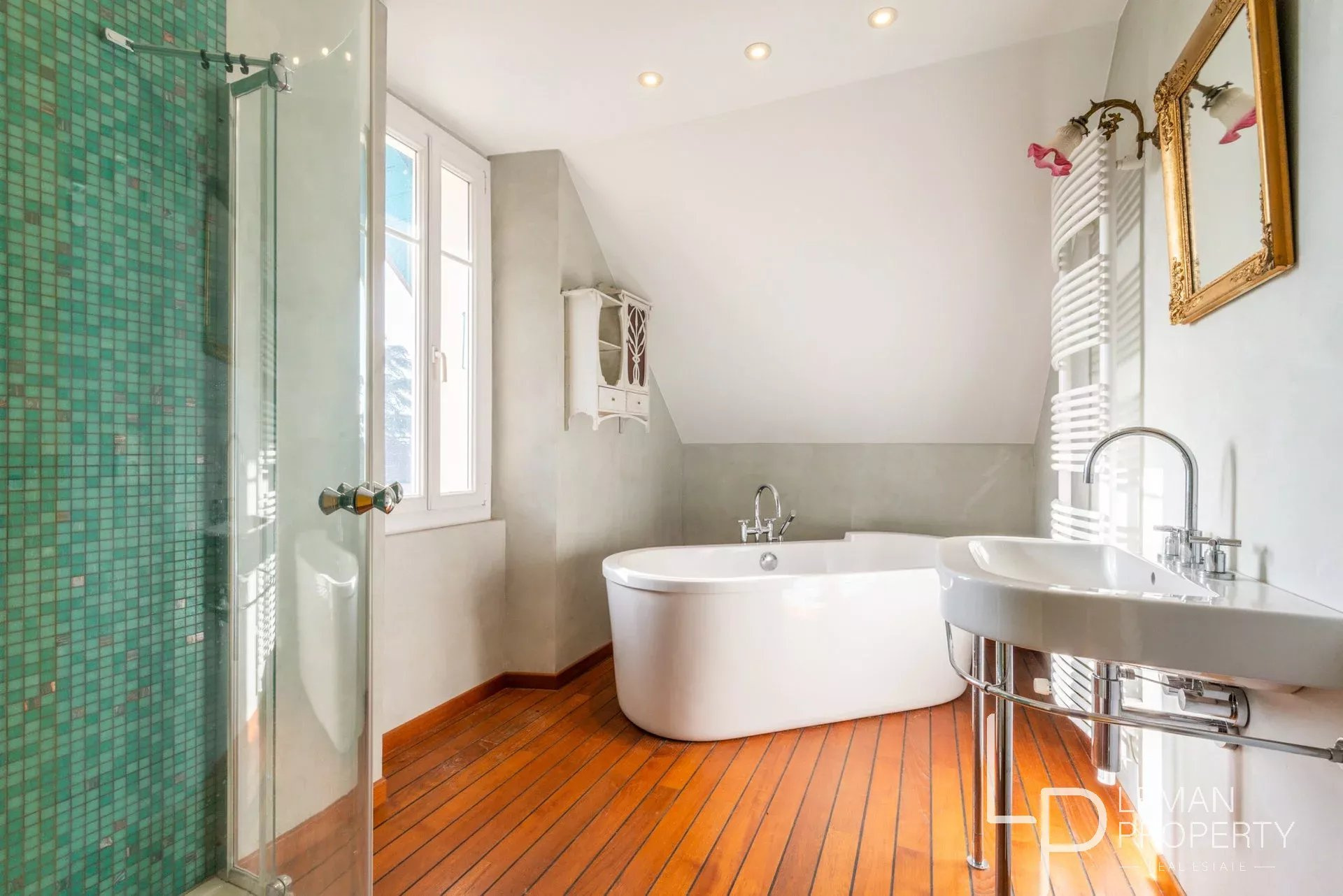 Maison / Villa de 308 m2 comprenant 13 pièces