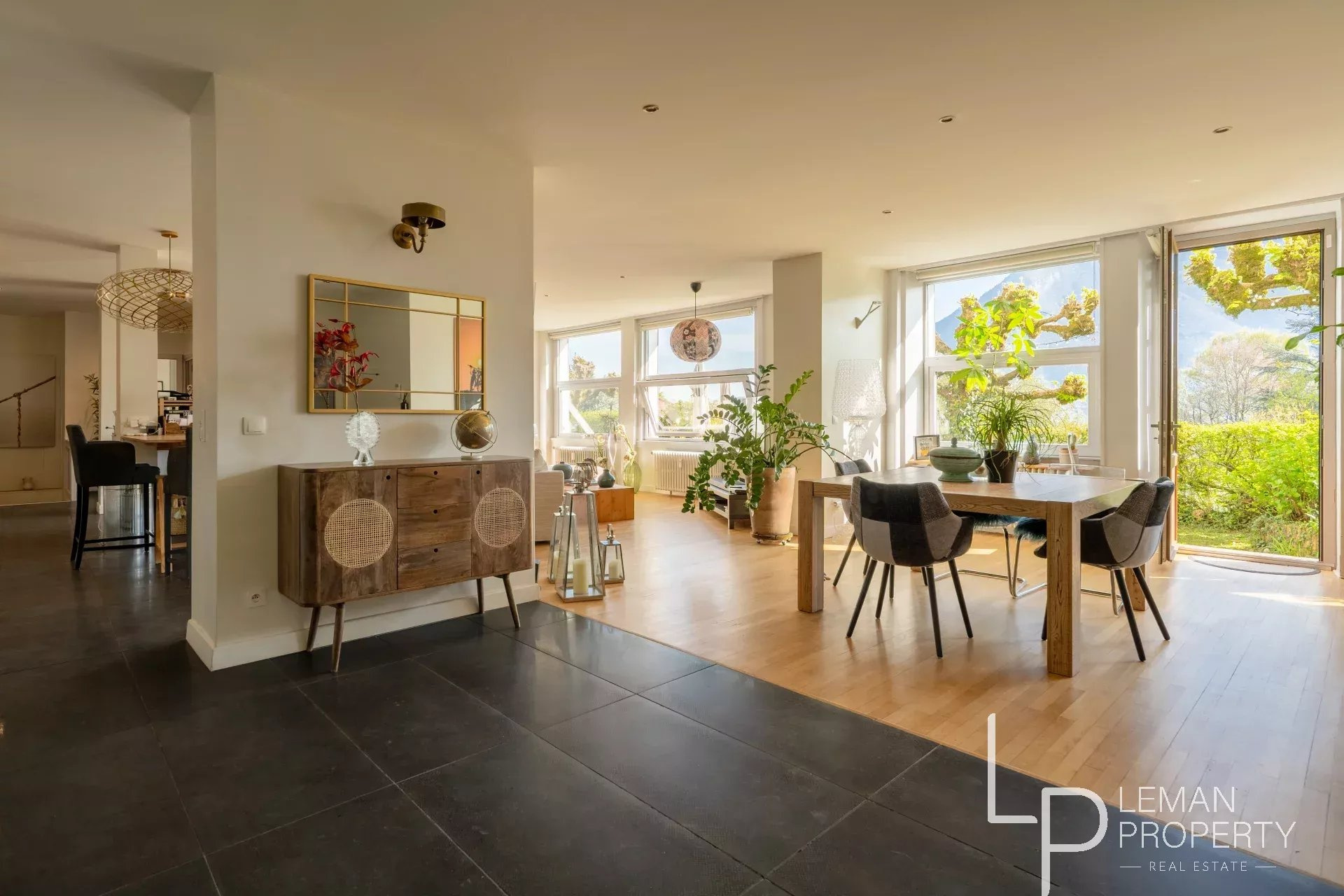 Appartement de 238 m2 comprenant 6 pièces