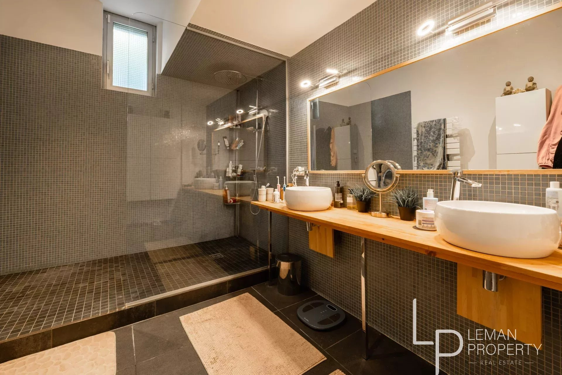 Appartement de 238 m2 comprenant 6 pièces