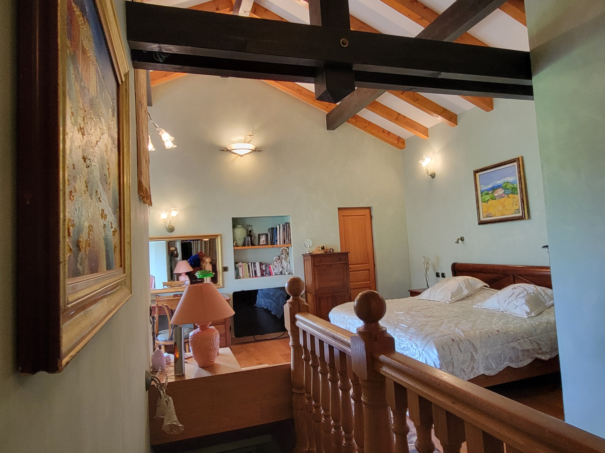 Maison familiale entourée de verdure, vue imprenable sur les Alpes et montagnes