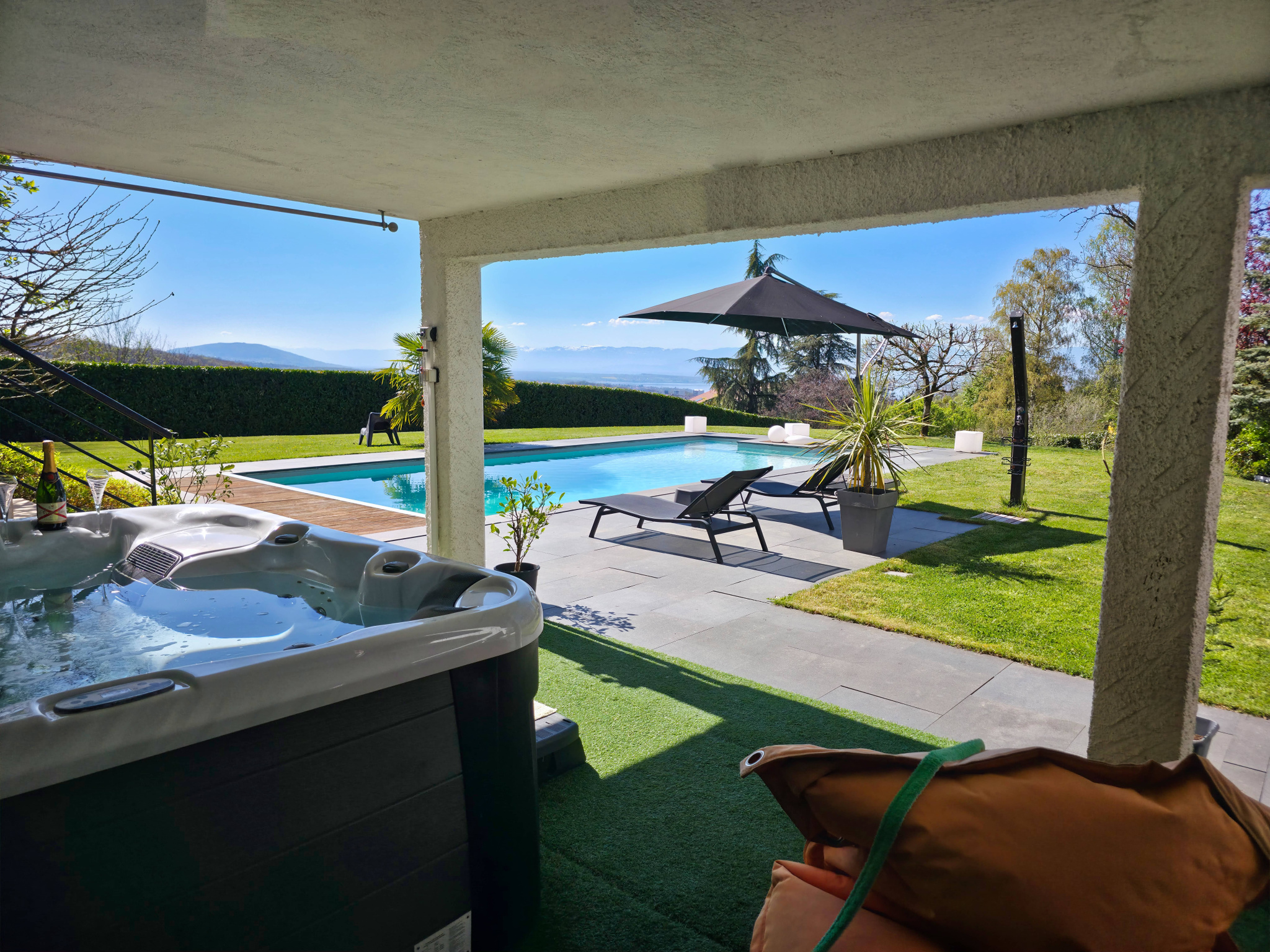 Maison / Villa de 240 m2 comprenant 6 pièces