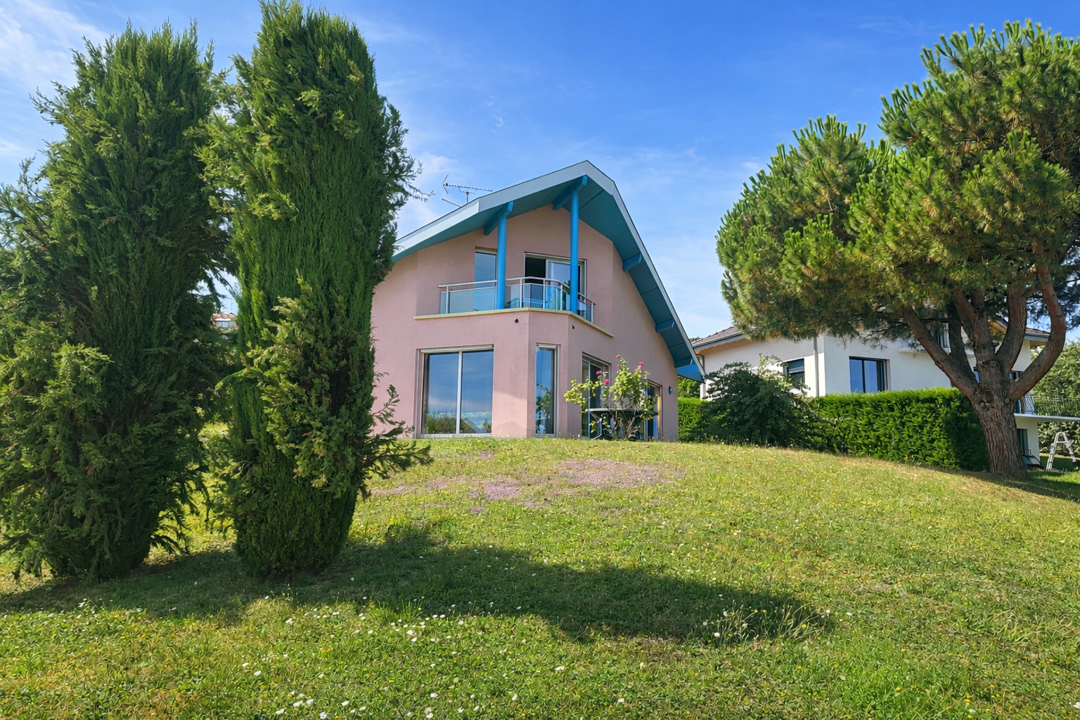 Maison / Villa de 275 m2 comprenant 7 pièces