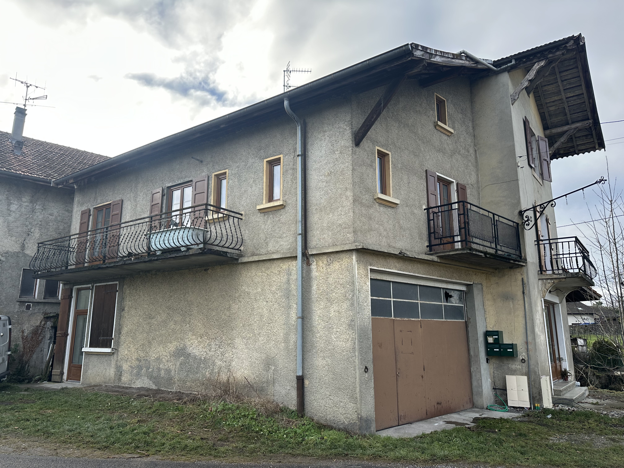Maison mitoyenne entièrement rénovée avec gout à Feternes