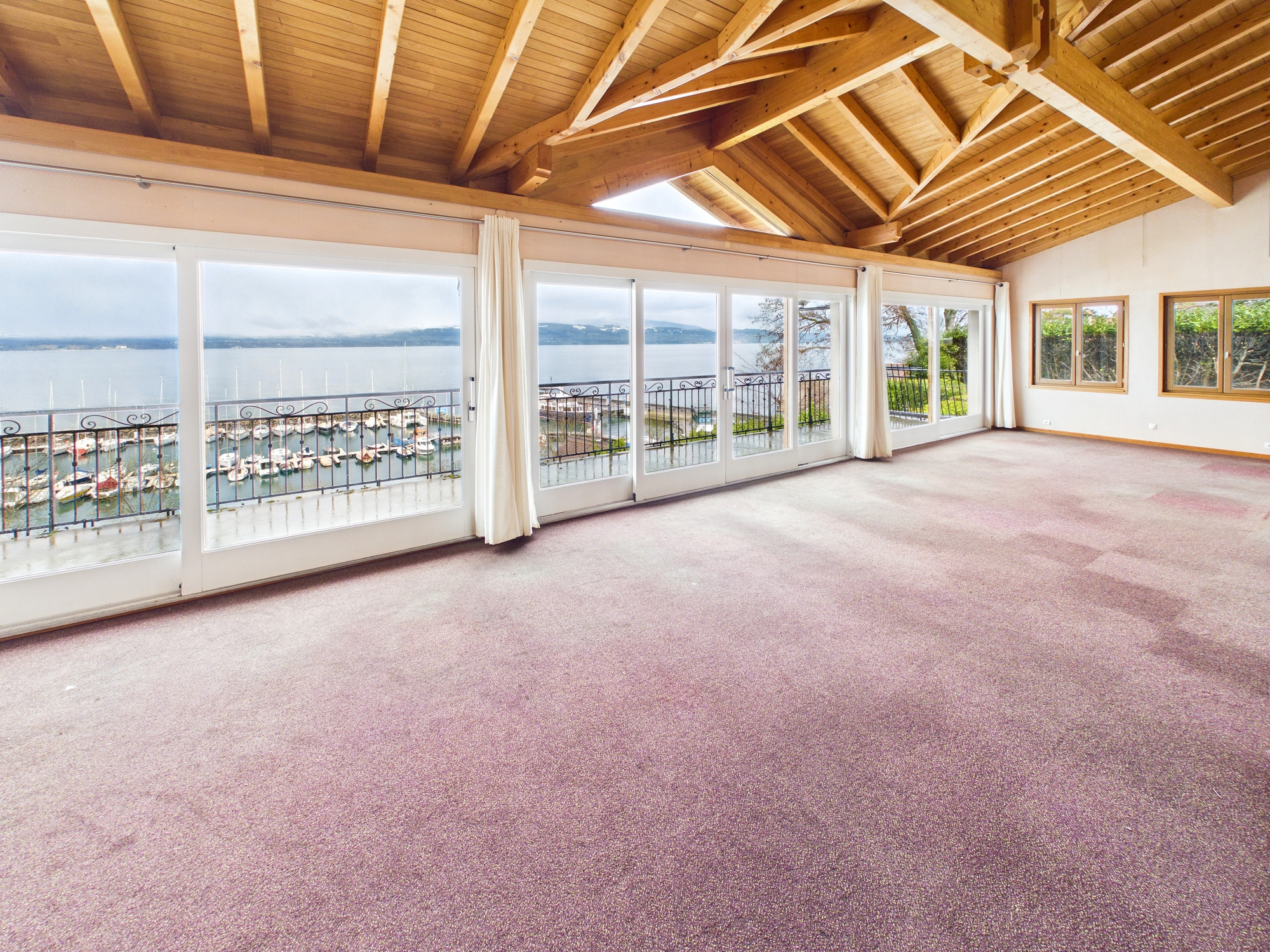 Maison / Villa de 240 m2 comprenant 3 pièces