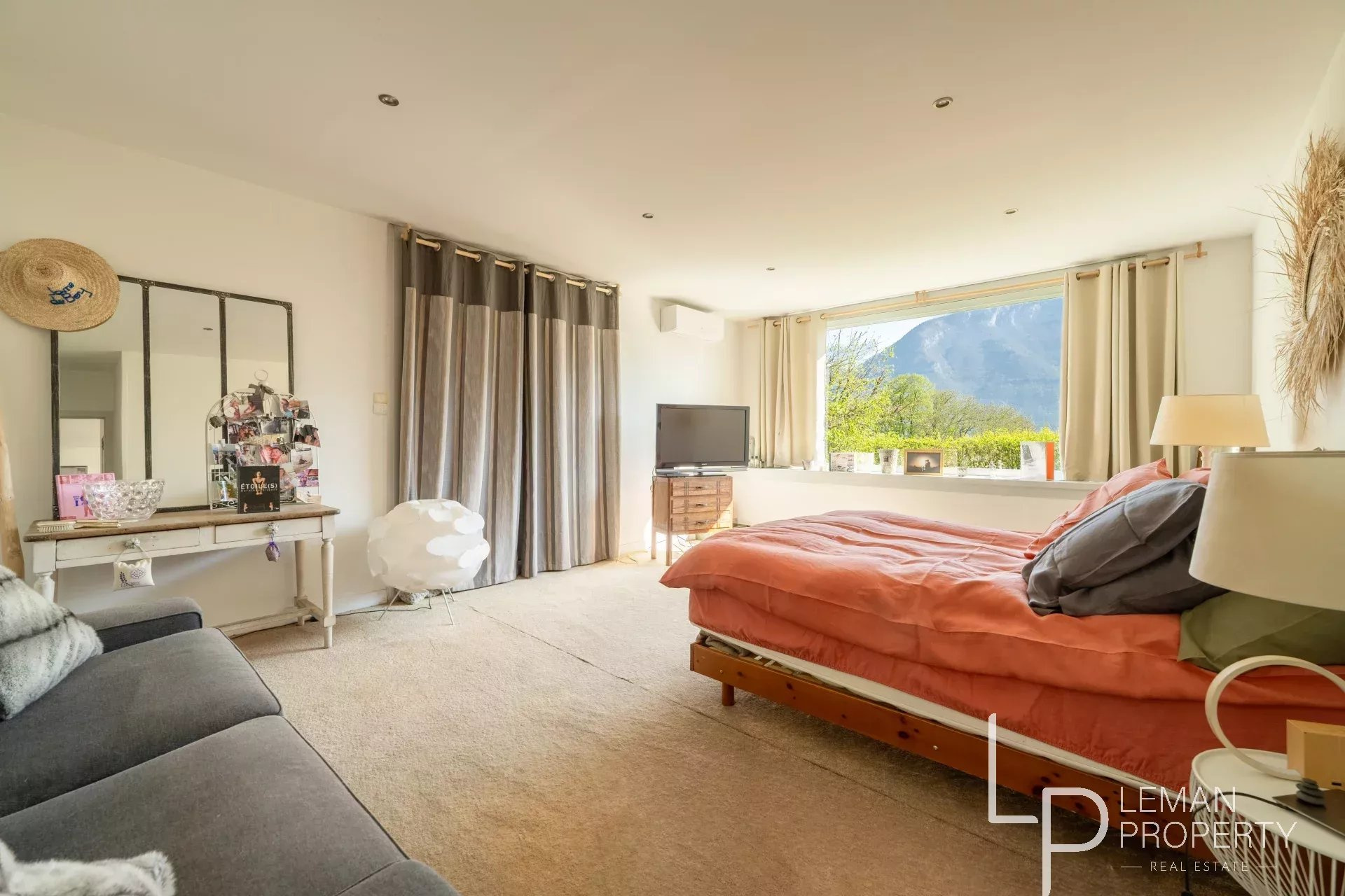 Appartement de 238 m2 comprenant 6 pièces