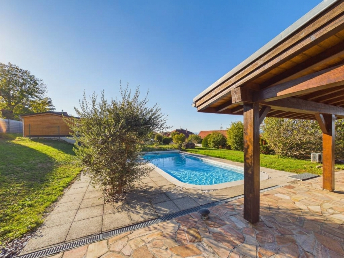 PUBLIER – Maison familiale avec piscine, grand terrain et beaux volumes